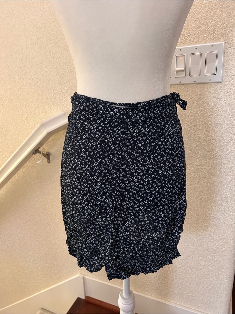 Brandy Melville Genevieve Wrap Mini Skirt Blue with White floral one size - Picture 5 of 9